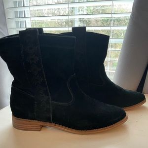 Tom’s black boots.